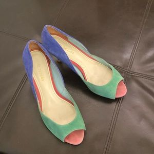 Sandal, beautiful color and design, but the color faded a bit